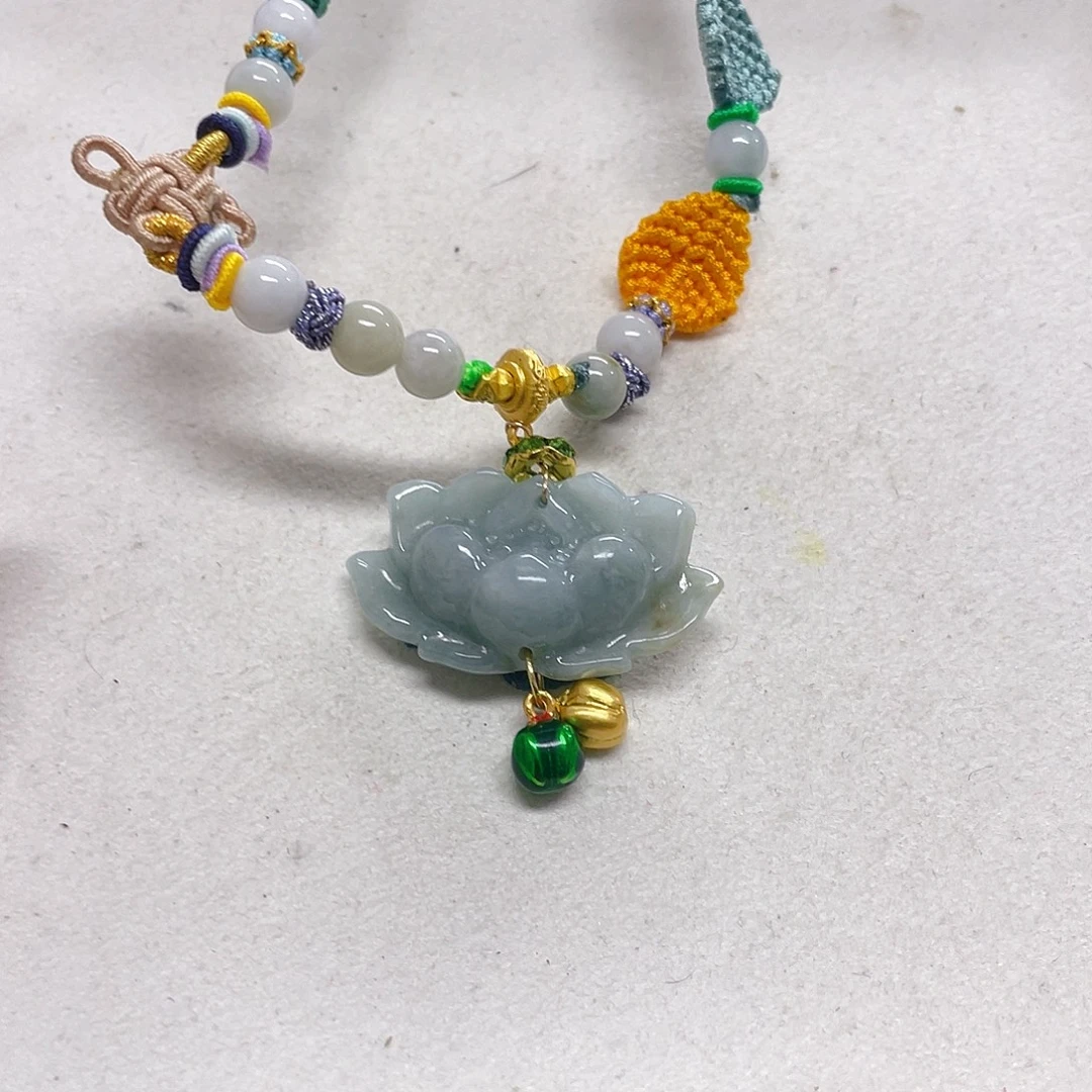 翡翠未镶嵌颈饰荷花吊坠