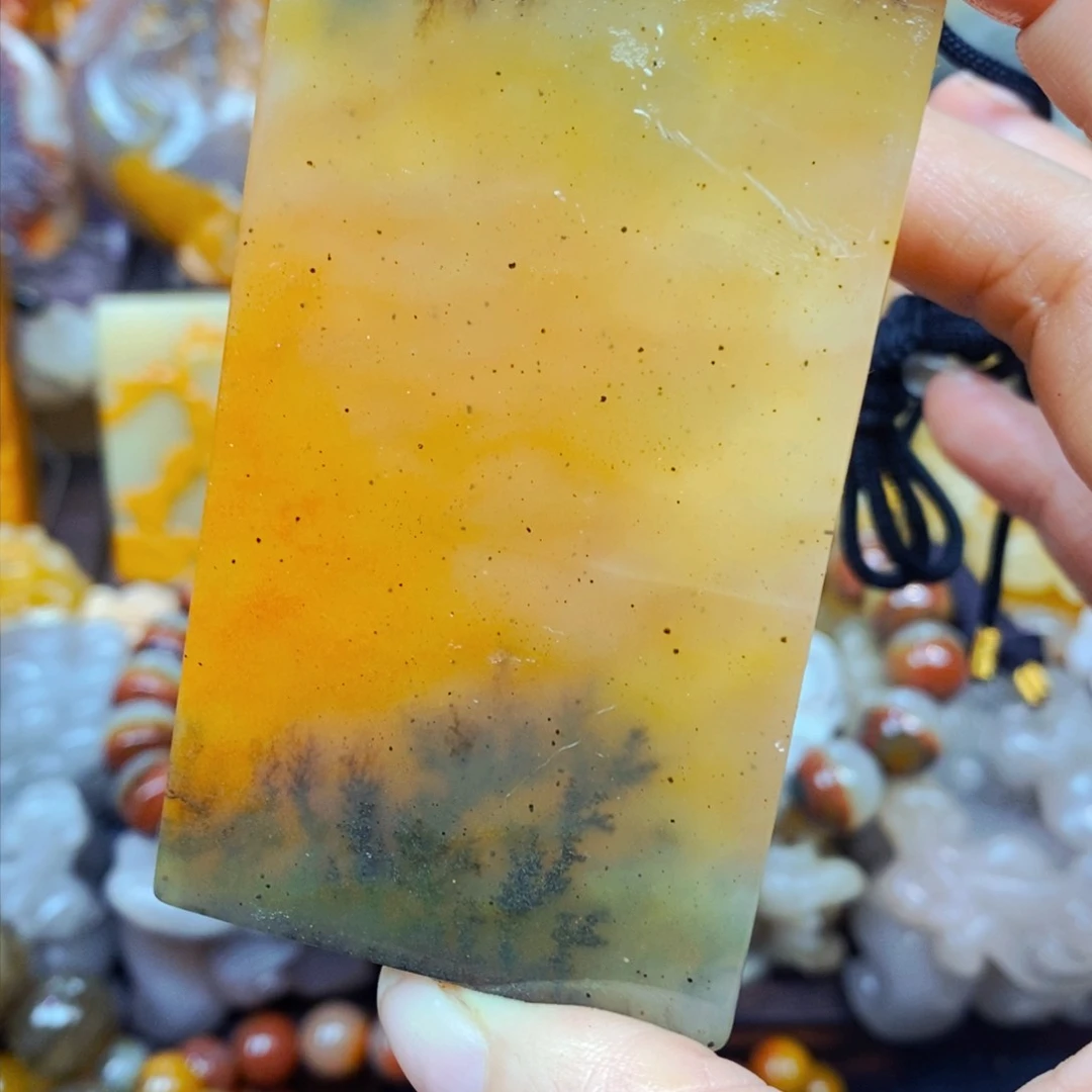 未镶嵌石英质玉（黄龙玉）颈饰