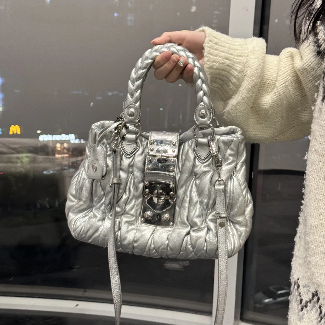 95新 MIU MIU/缪缪 miumiu银色麻花手提斜挎包