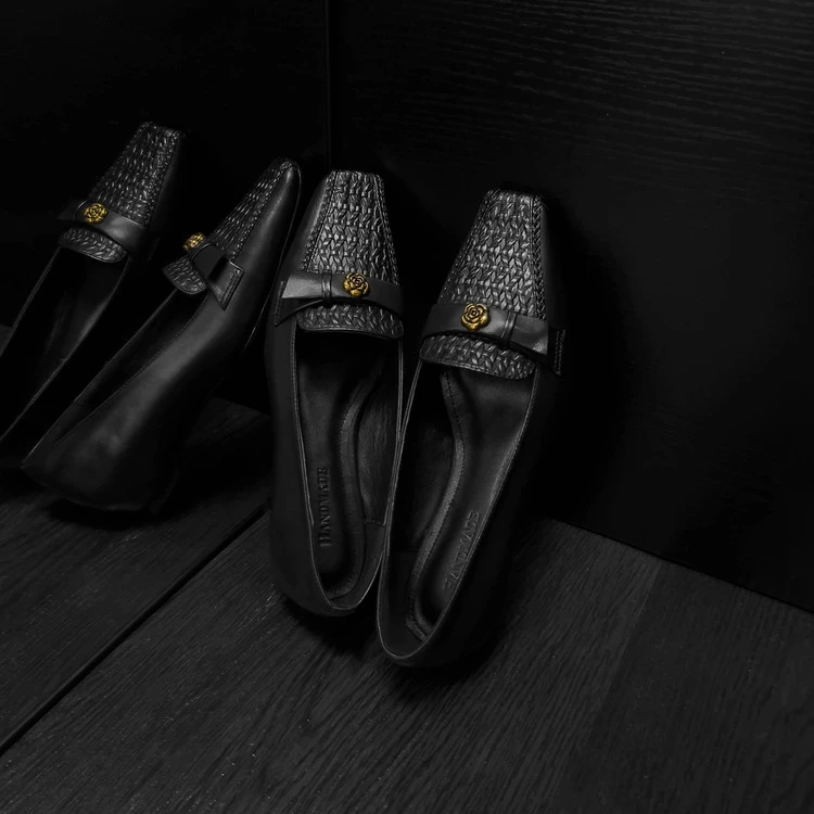 法式复古编制方头尖头浅口真皮显瘦粗跟软底山茶花单鞋黑色百搭