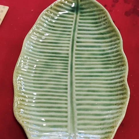 瓷片瓷片，各种摆件，均有瑕疵。沙锅！