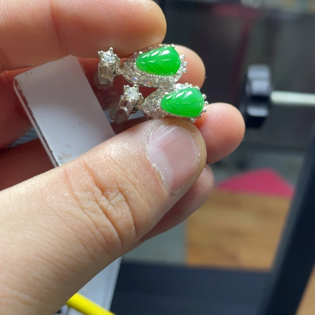 &***冰翡翠配石耳钉翡翠