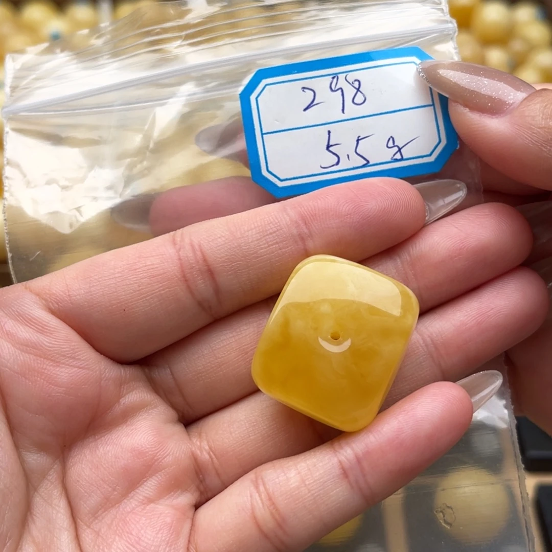 琥珀未镶嵌裸石蜜蜡吊坠笑