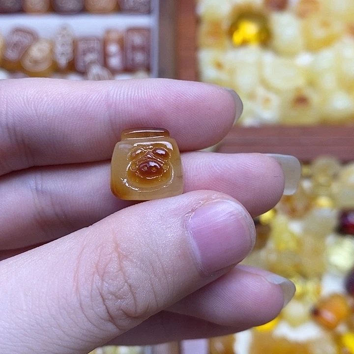 吊坠橄榄核小猪吐司