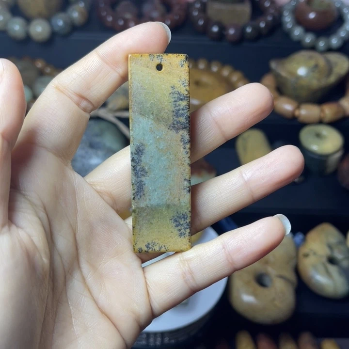 颈饰未镶嵌岫岩河磨玉（透闪石质玉）