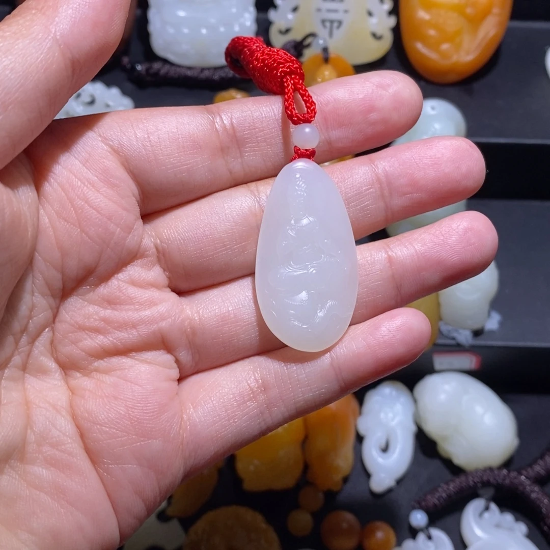 小***哥颈饰未镶嵌和田玉