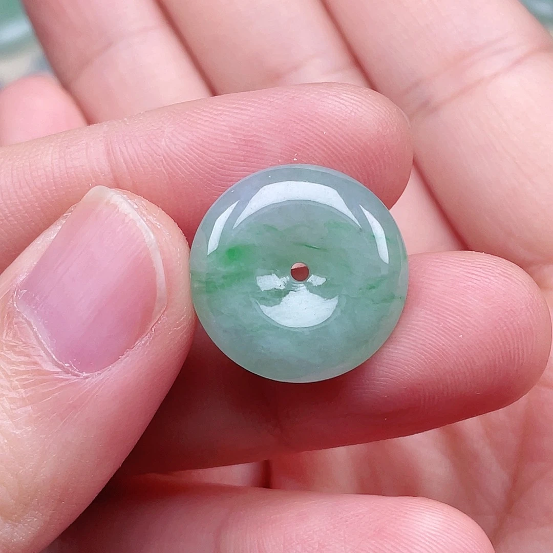 翡翠未镶嵌颈饰平安扣