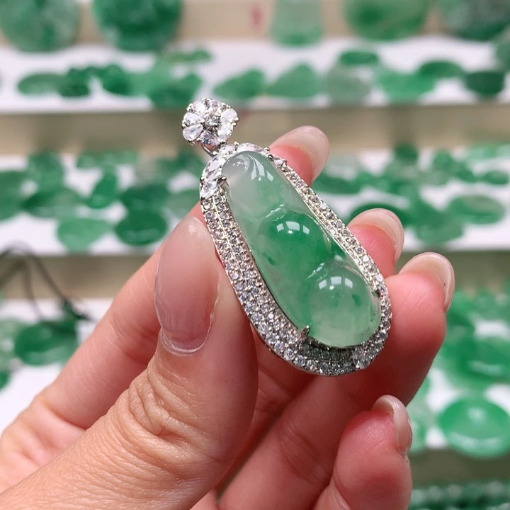 颈饰未镶嵌石英质玉