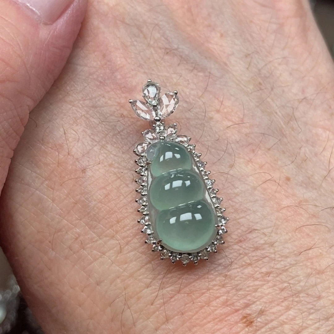 翡翠18K金镶嵌颈饰豆子