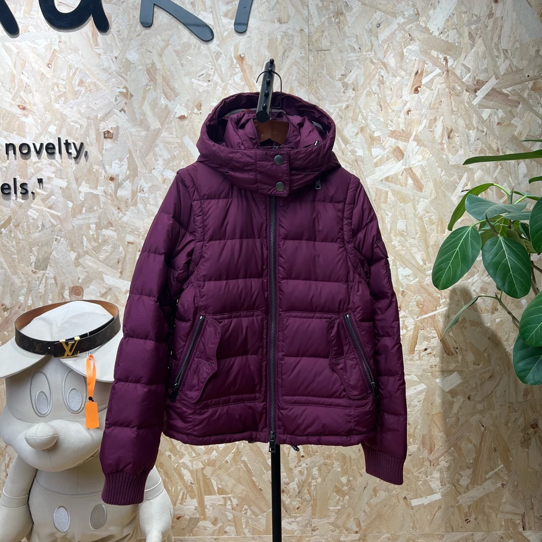 99新 BURBERRY/博柏利 内里格纹满印玫红色羽绒服 xs码 ys000051