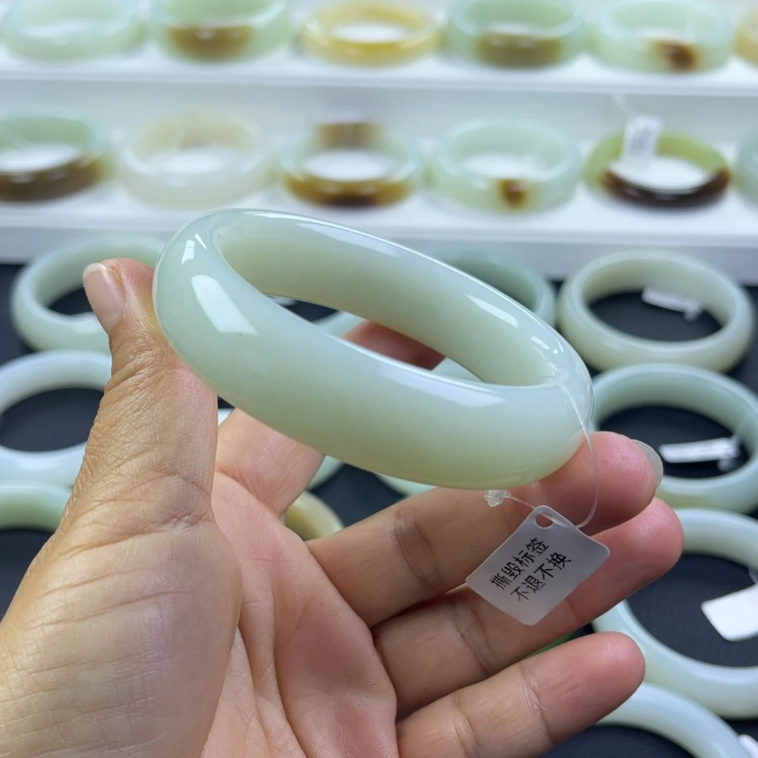 和田玉未镶嵌手镯