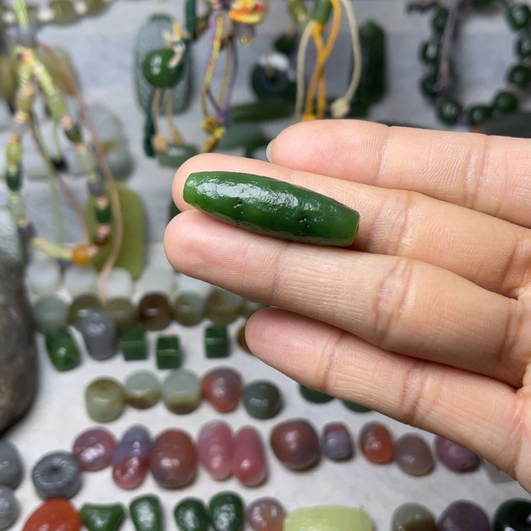 和田玉未镶嵌颈饰黑**糖