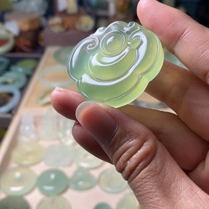 蛇纹石玉未镶嵌颈饰