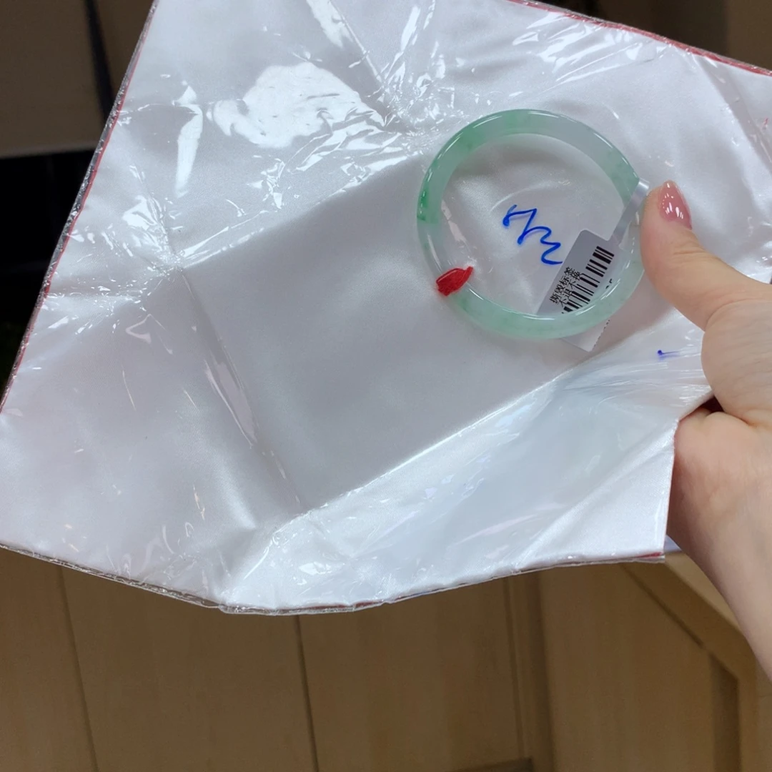 翡翠手镯未镶嵌不退不换