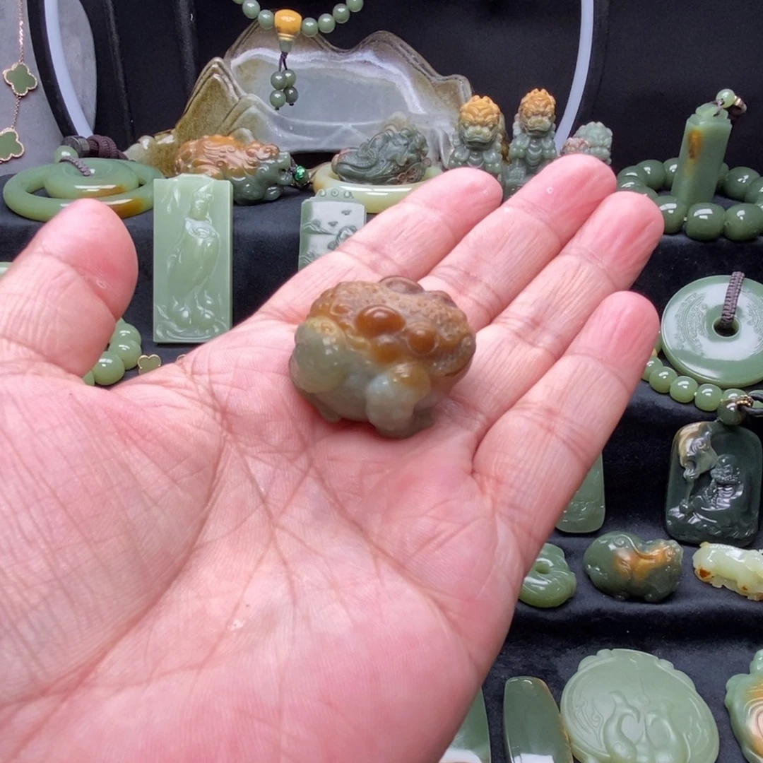 未镶嵌岫岩河磨玉（透闪石质玉）挂件