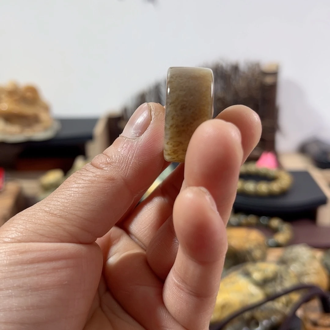 岫岩老玉（透闪石质玉）戒指未镶嵌泉****）