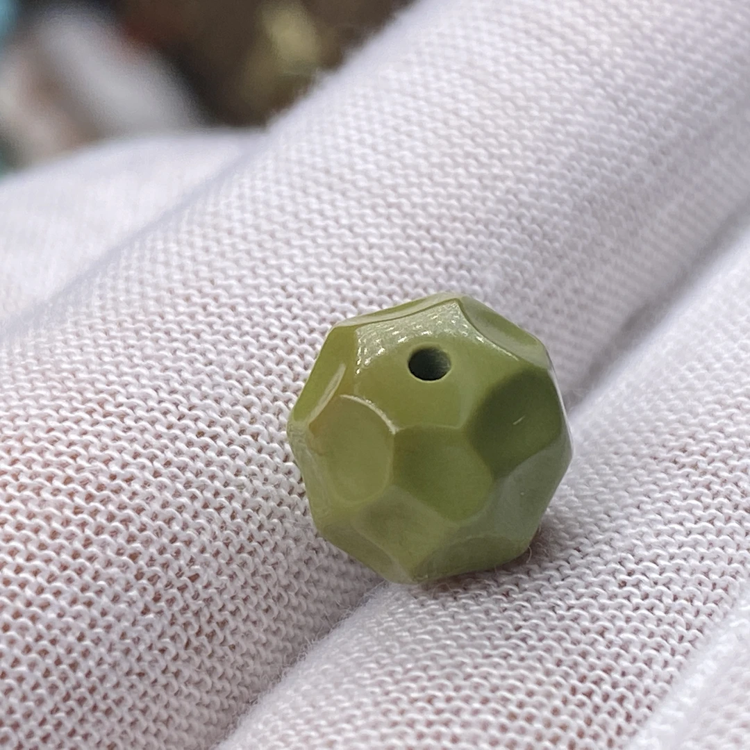 原矿高瓷绿松石军绿无相珠 9.8*8.9mm 重1.2克