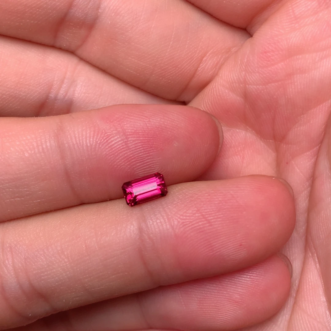 未镶嵌裸石石榴石C*。