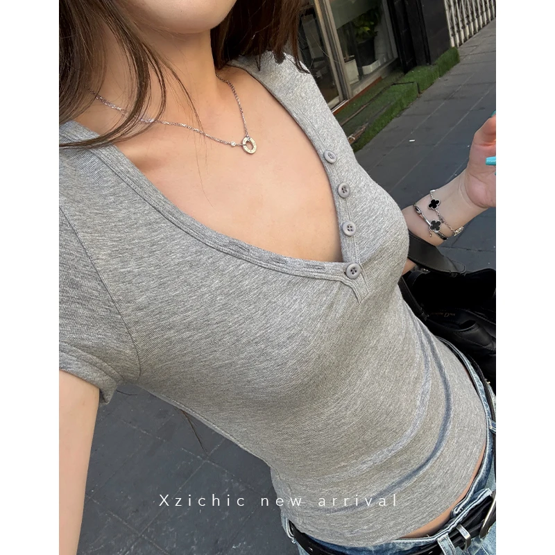 Xzichic卡戴珊V领纽扣t修身性感短袖T恤百搭上衣女夏季新款打底衫
