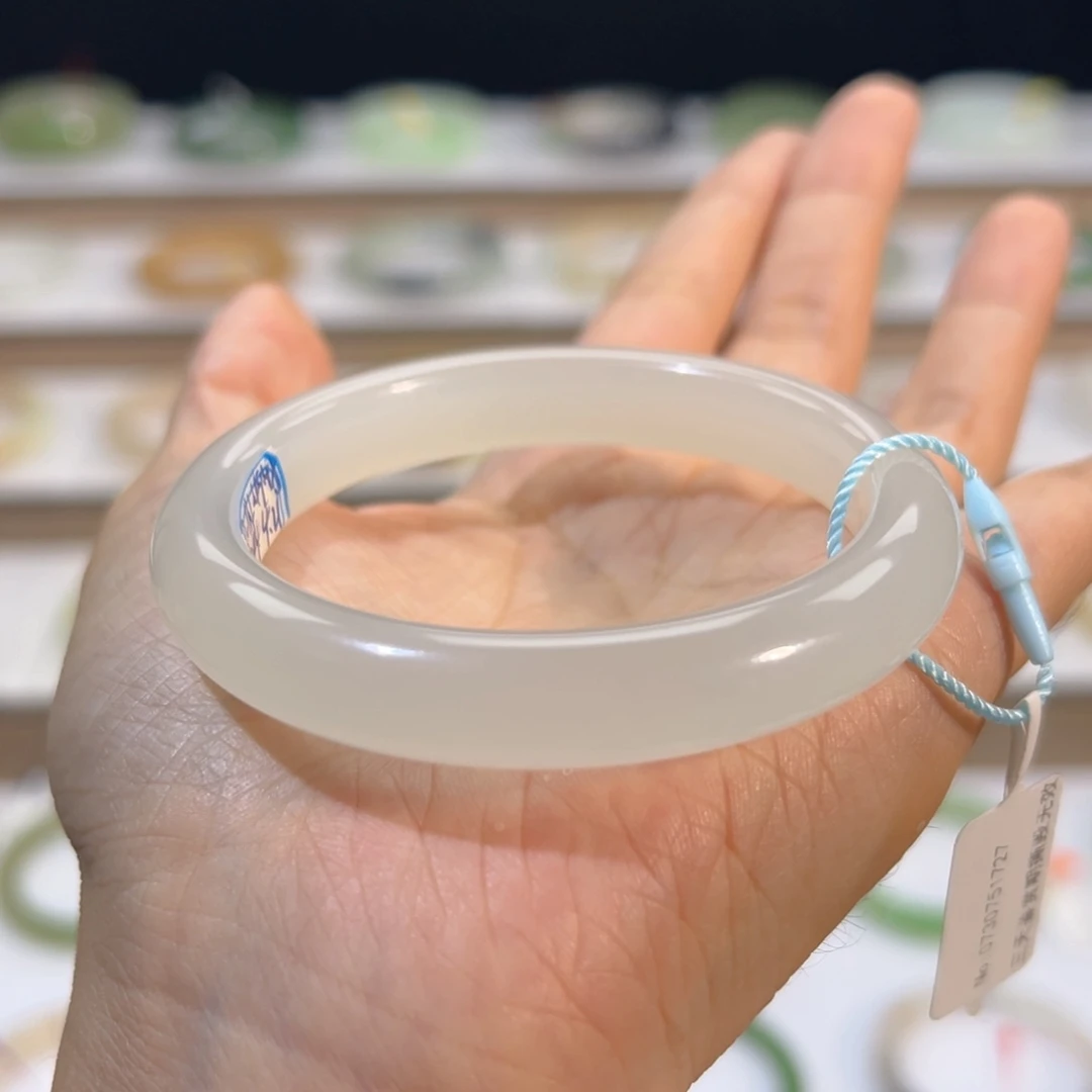 爱***妃和田玉手镯未镶嵌