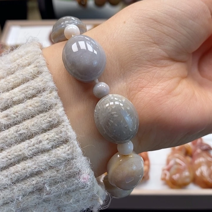 硅化玉手串未镶嵌富甲一方