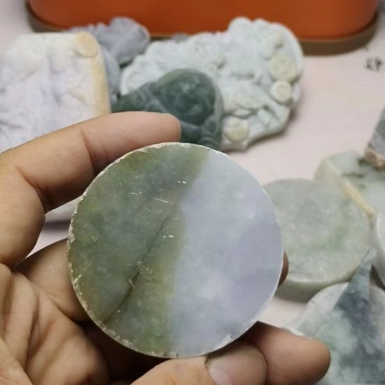 翡翠未镶嵌颈饰挂件