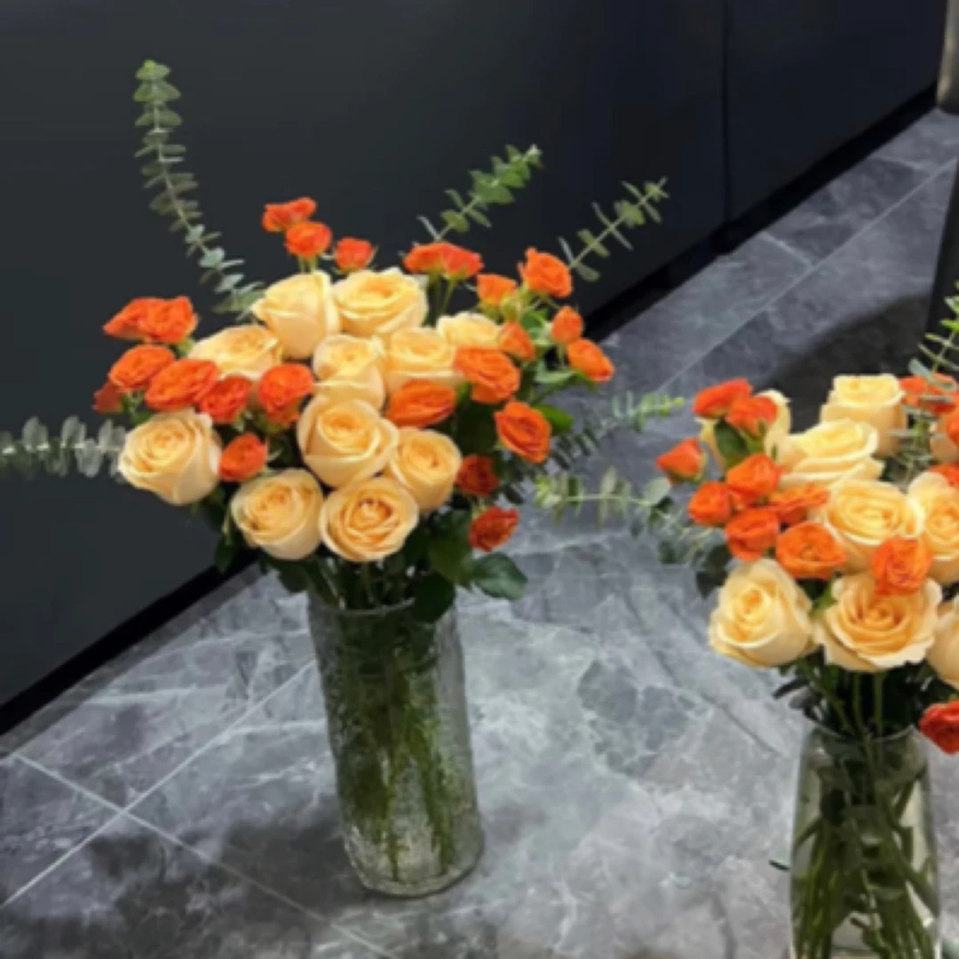 11枝香槟玫瑰5枝橙色芭比5枝尤佳利