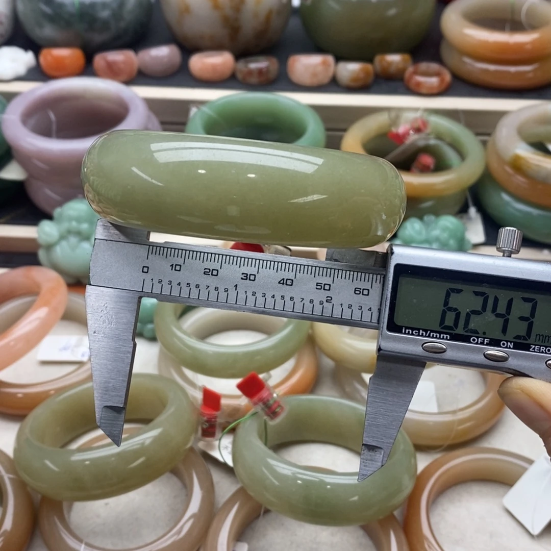 石英岩玉未镶嵌手镯