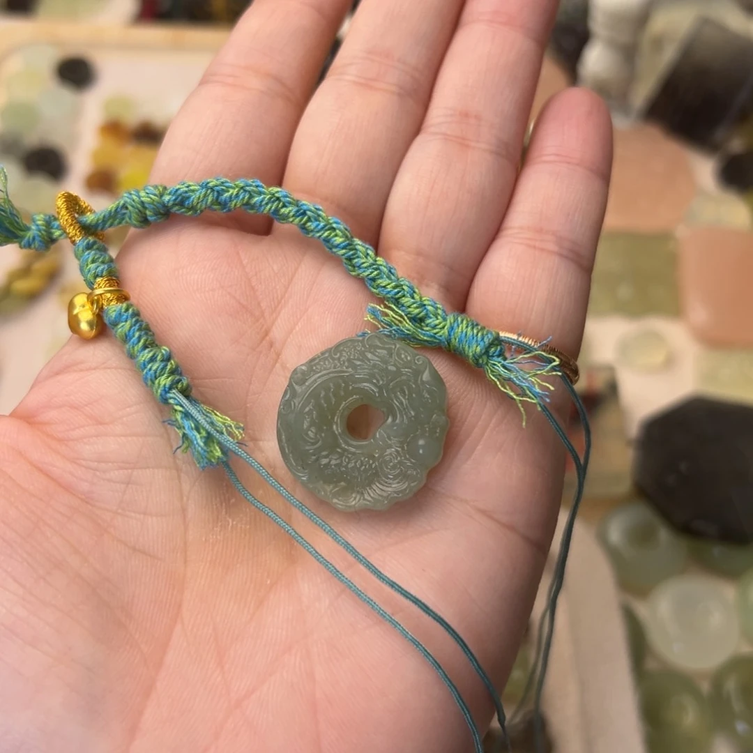 蛇纹石玉颈饰合金