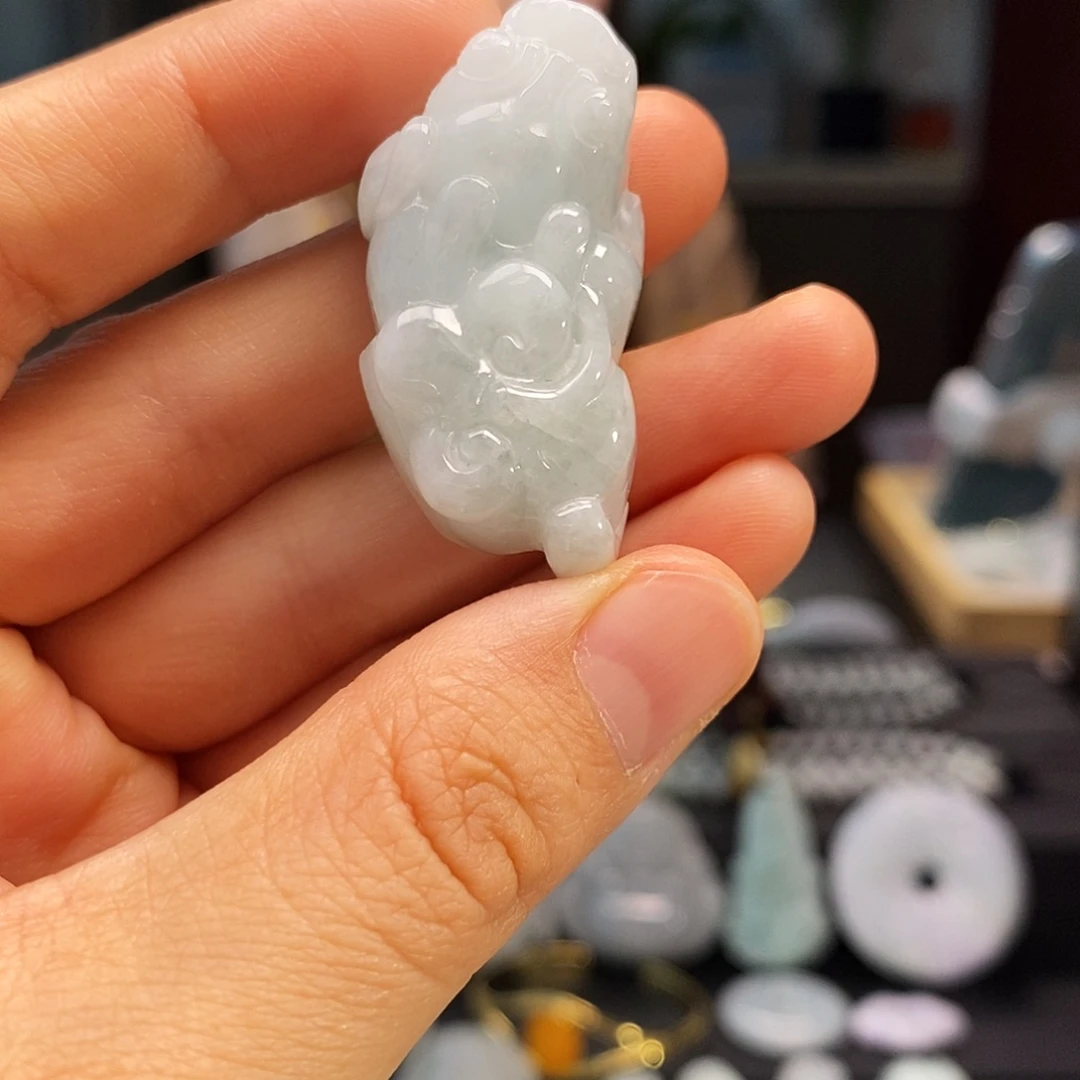 翡翠未镶嵌颈饰貔貅