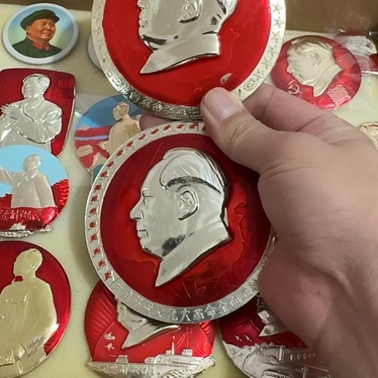 周***强其他普通金属圆形红色人物形象