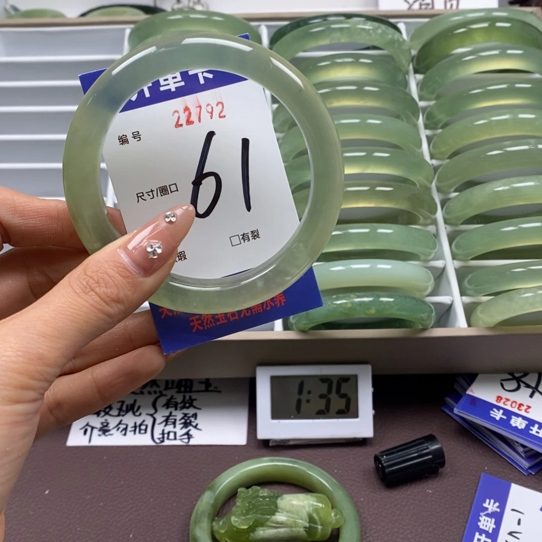蛇纹石玉手镯未镶嵌