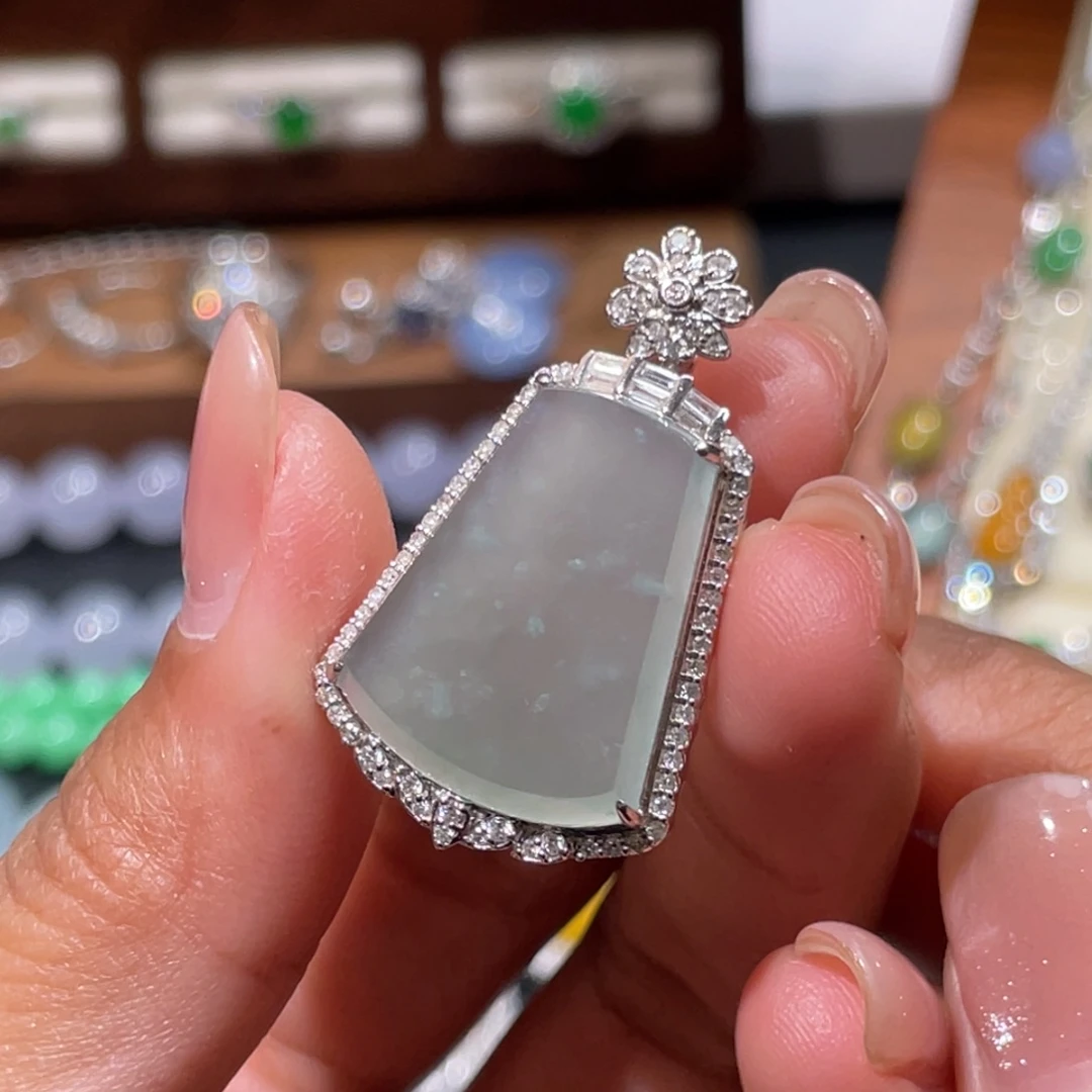 翡翠18K金镶嵌颈饰冰蓝无事牌