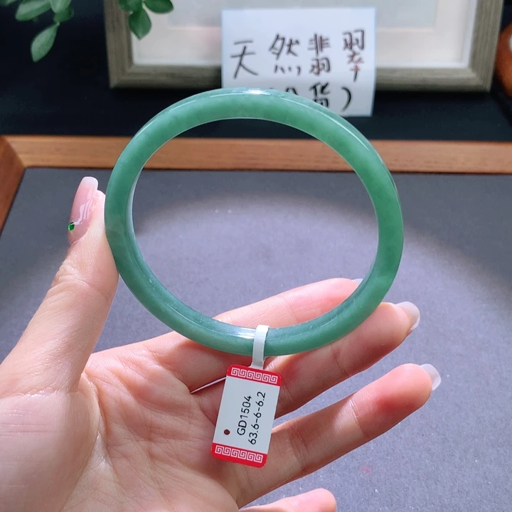 翡翠手镯未镶嵌天然翡翠手镯