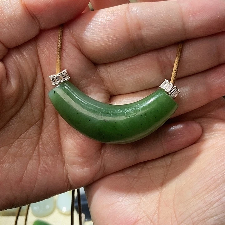 热***舞和田玉未镶嵌颈饰