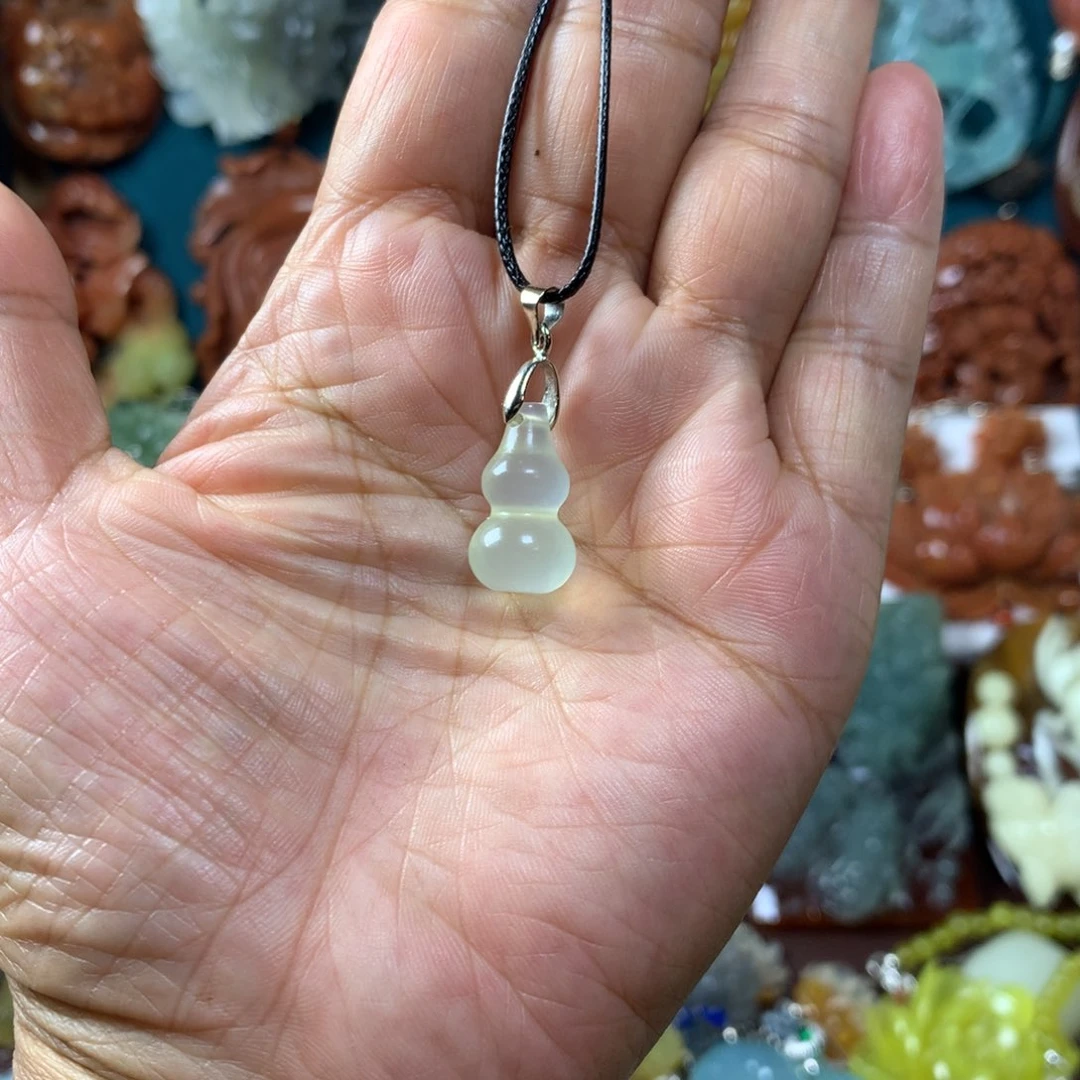 蛇纹石玉未镶嵌挂坠