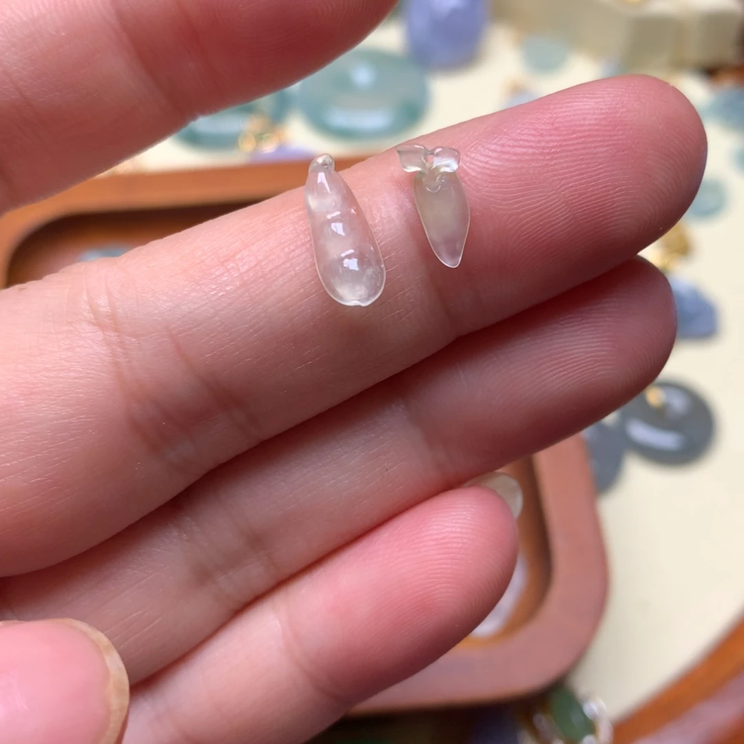 翡翠未镶嵌颈饰摸****挞翡翠小件