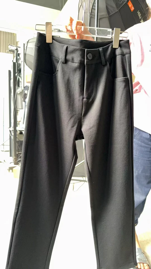 就剩一条黑色微喇裤