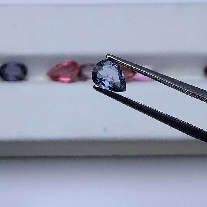 快***在尖晶石裸石一颗水滴