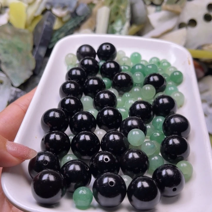 和田玉（糖玉）未镶嵌珠宝半成品群****辉