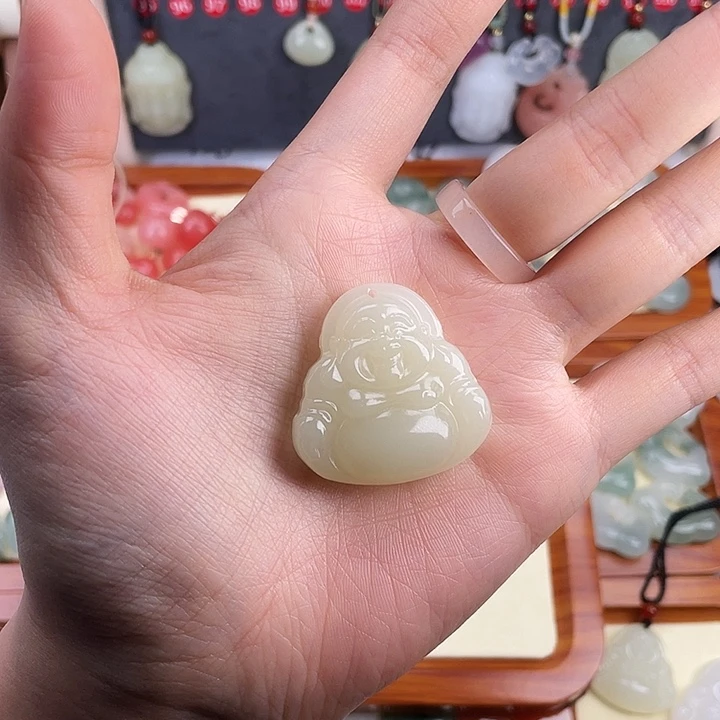 君***心石英质玉未镶嵌颈饰