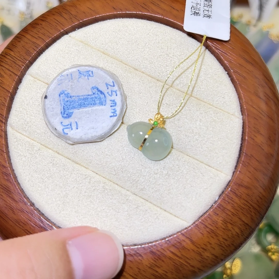 来***财翡翠18K金镶嵌颈饰葫芦