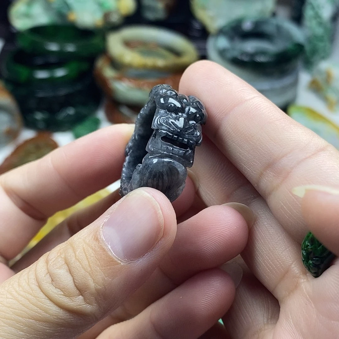 颈饰未镶嵌翡翠龙戒