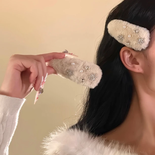 冬季甜美雪花毛绒发夹女氛围感侧边刘海夹碎发夹子发卡头饰