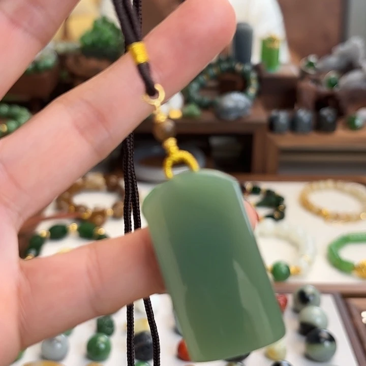 和田玉（碧玉）18K金镶嵌颈饰粉青无事牌带皮