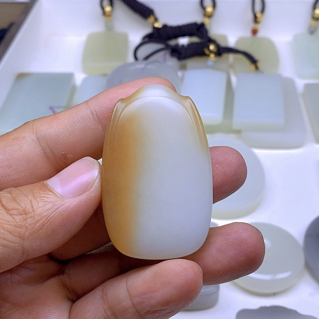 和田玉（糖玉）未镶嵌颈饰