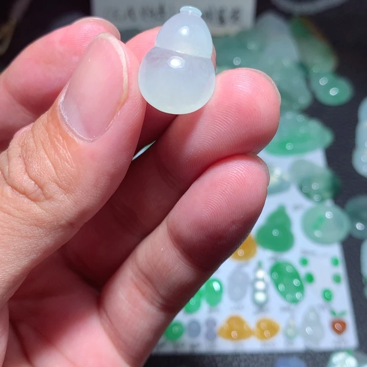 翡翠未镶嵌颈饰葫芦