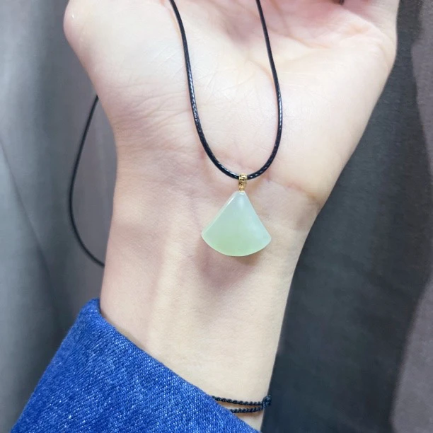 18k金镶嵌天然和田玉小裙子吊坠扇形玉坠（赠皮绳）082