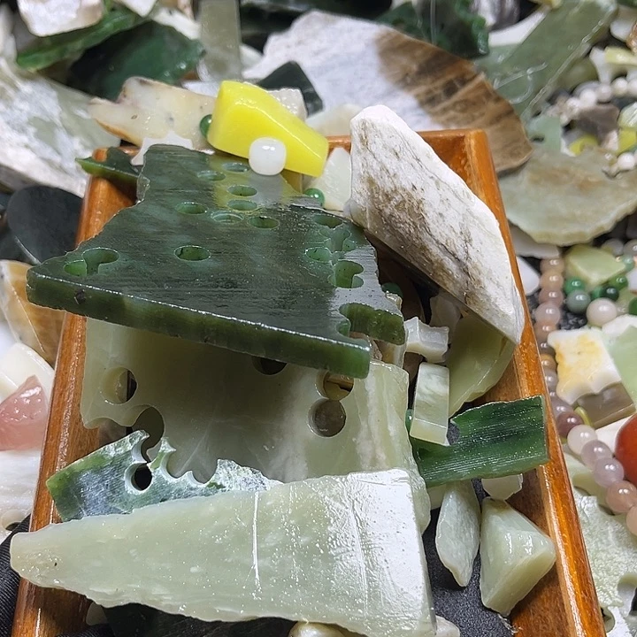 和田玉未镶嵌珠宝奇石青****媒