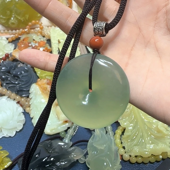 未镶嵌蛇纹石玉吊坠